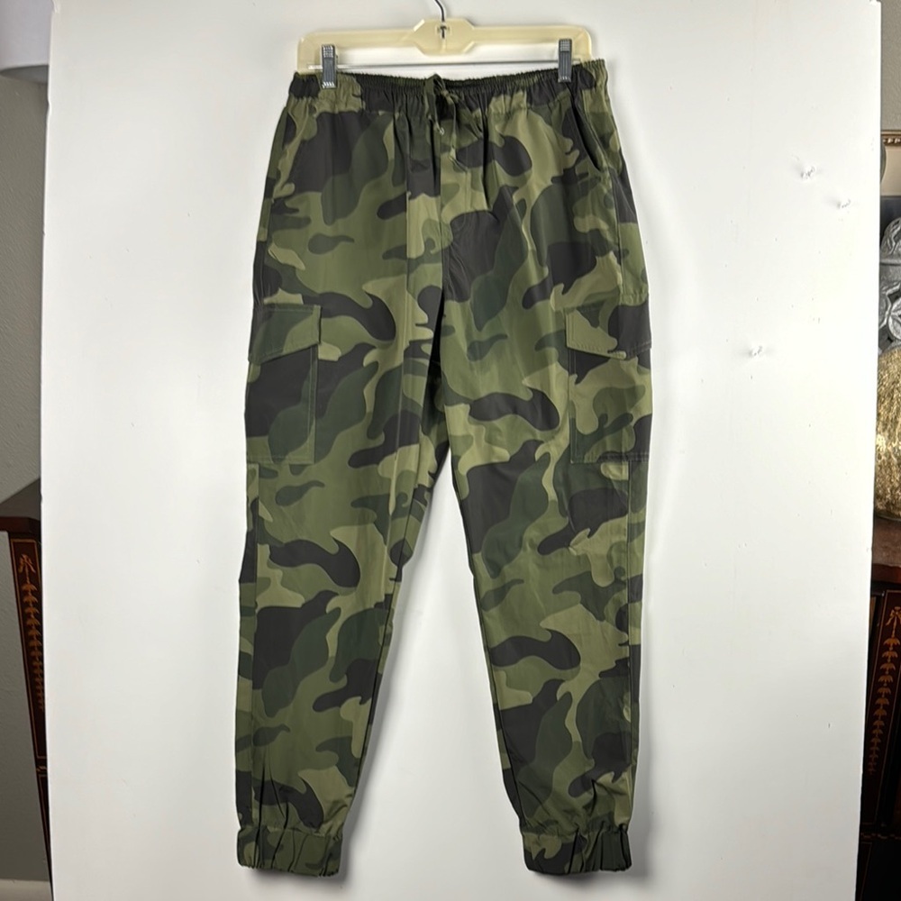 ALMOST FAMOUS SZ M NWT CAMO JOGGER STYLE FABRIC APPEARS TO BE RAIN RESISTANT